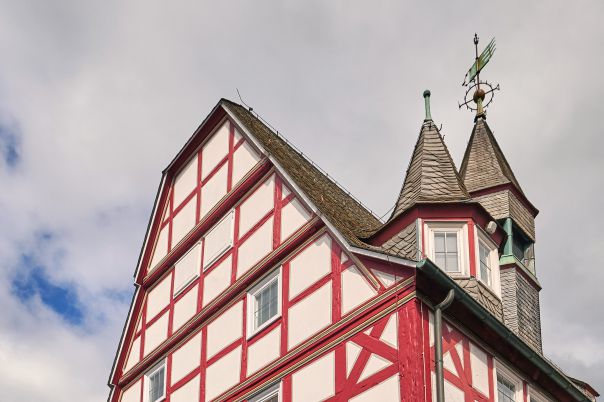Aussenansicht des frisch renovierten Fachwerk-Rathauses in Homberg Ohm