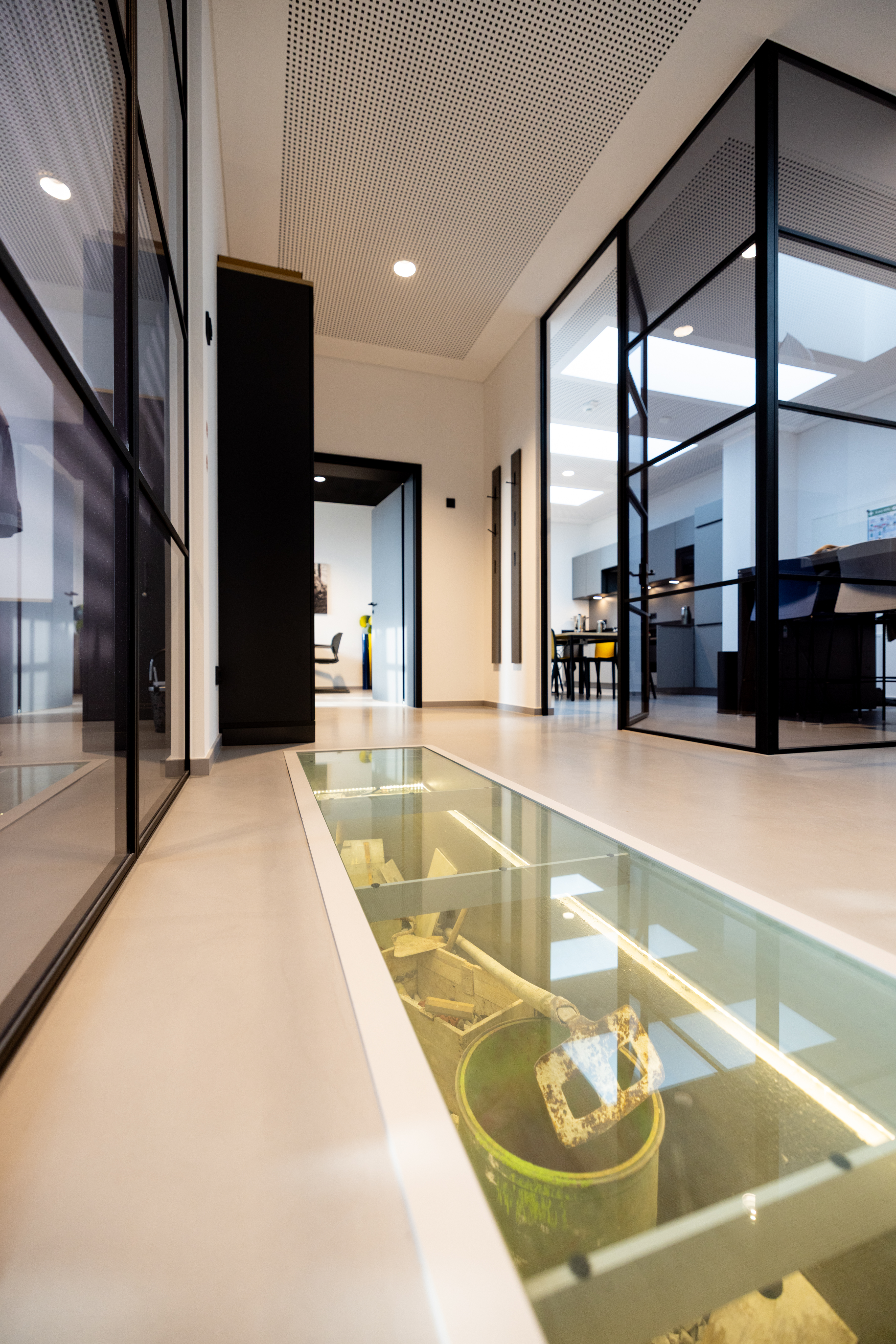 Innenbereich Neubau mit Blick auf Glaselemente und Fußboden