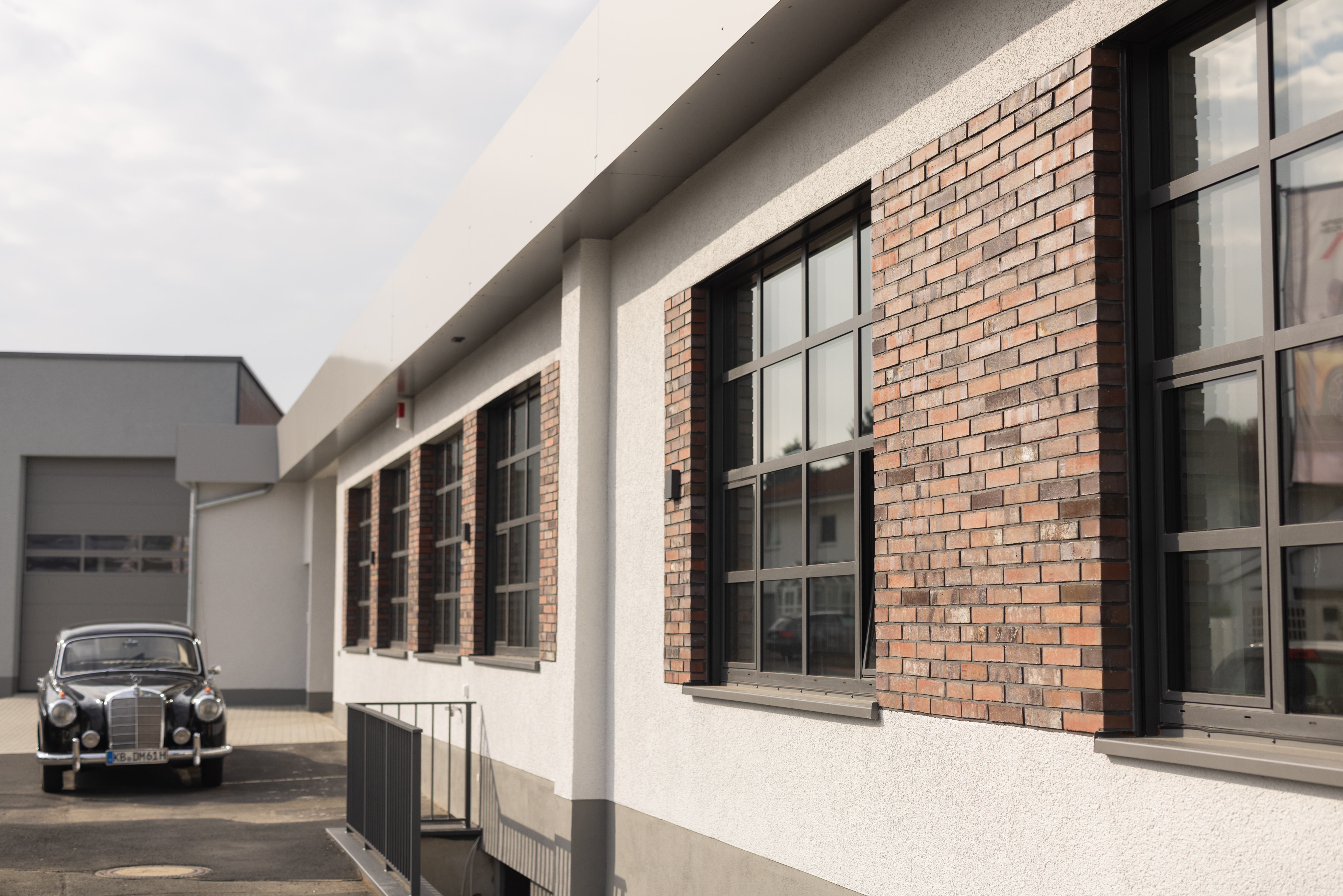 Außenansicht mit Klinker-Elementen und Stahlsprossen-Fenstern