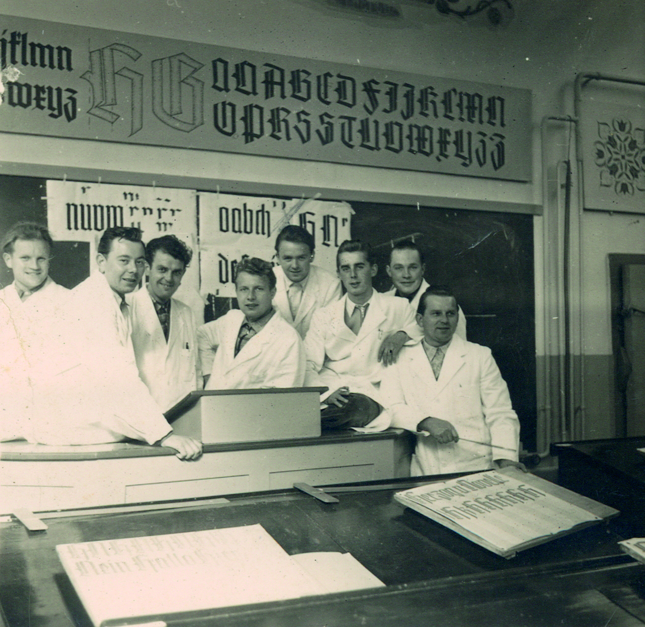 Historisches Foto einer Gruppe von Männern in der Maler-Meisterschule