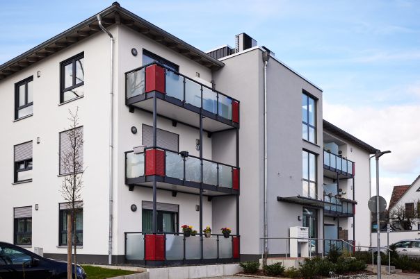 Aussenansicht eines modernen Mehrfamilien-Wohngebäudes