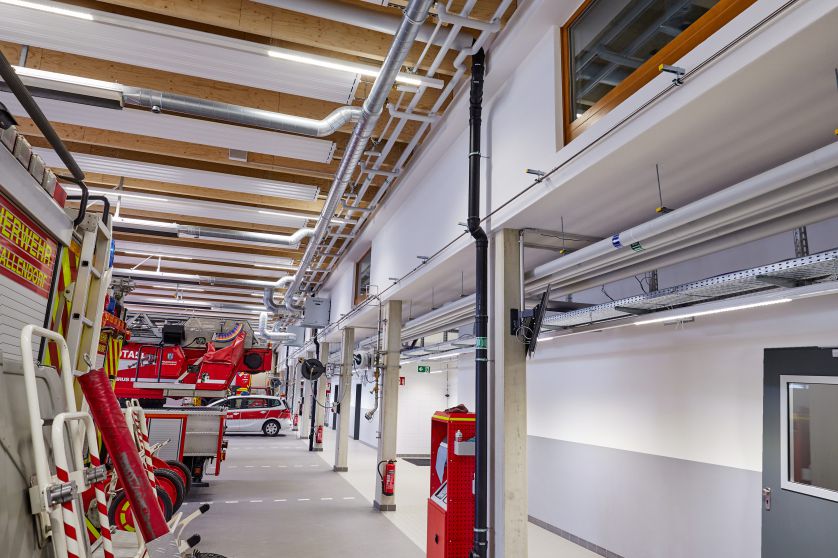 Innenansicht der Fahrzeughalle in der Feuerwehr Stadtallendorf