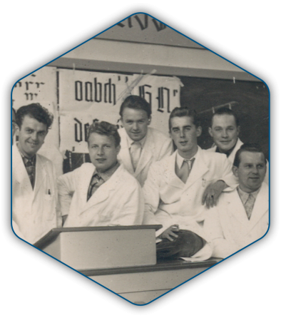Historisches Gruppenbild mit sechs Männern aus der Malermeister-Schule 